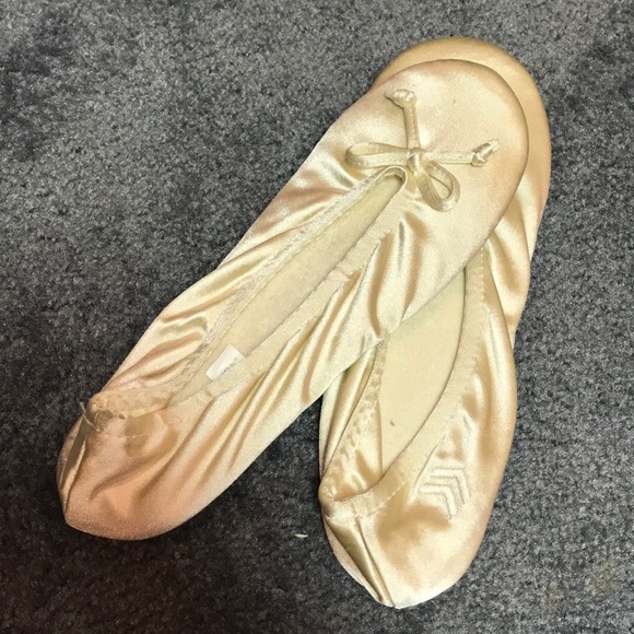 isotoner Shoes - Isotoner slippers.